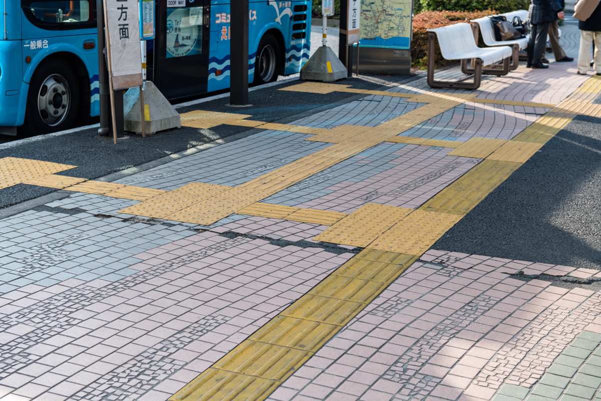点字ブロックの多い茅ヶ崎駅のバス停